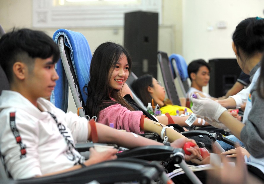 Sinh viên tham gia hiến máu tại chương trình Chủ nhật Đỏ 2020 Ảnh: Xuân Tùng