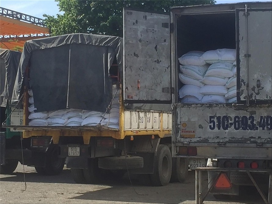 Nhiều xe tải chở đường lậu bị công an bắt giữ