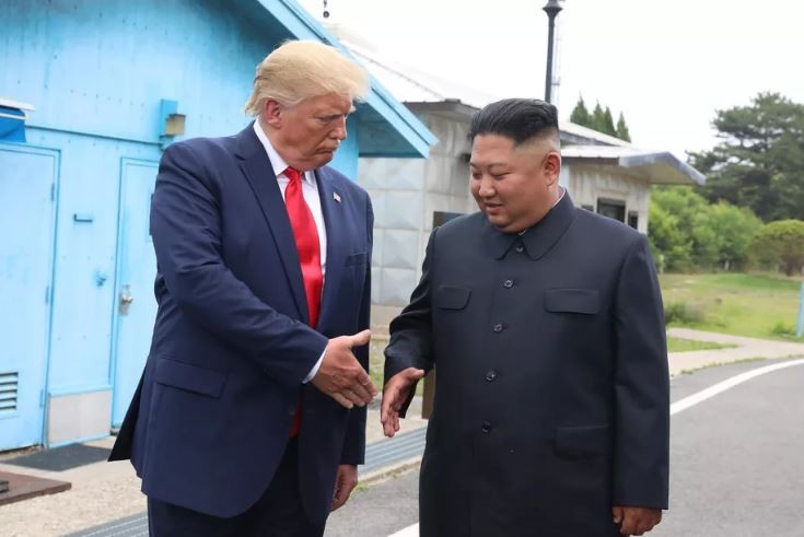 Tổng thống Mỹ Donald Trump và Chủ tịch Triều Tiên Kim Jong Un gặp gỡ tại khu phi quân sự tại biên giới liên Triều ngày 30/6/2019 Ảnh: Donga Ilbo/Getty Images