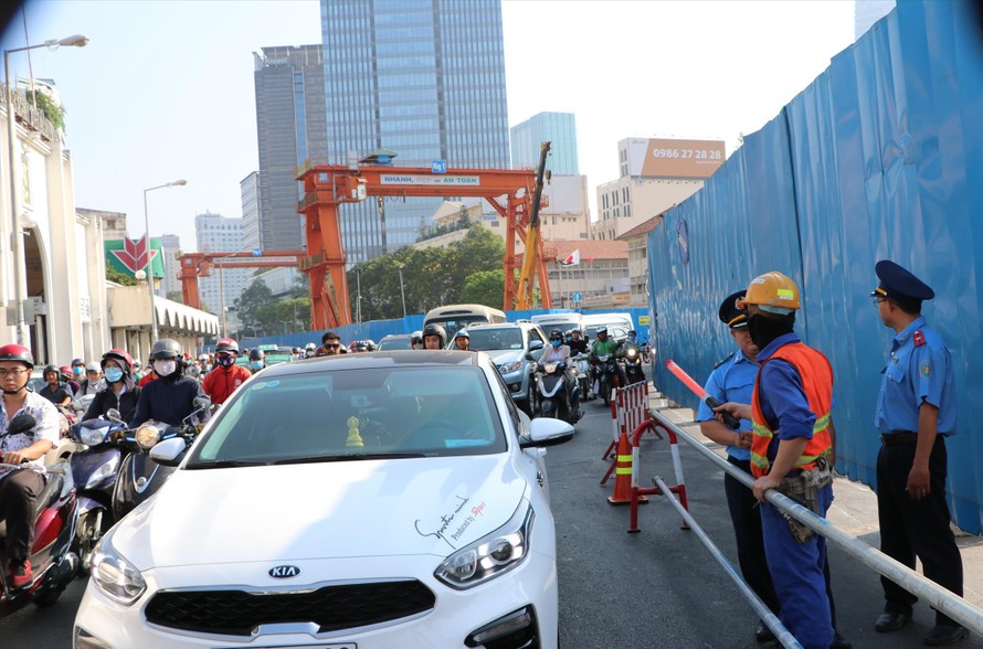 Lực lượng Thanh tra giao thông kiểm tra các công trình rào chắn đường