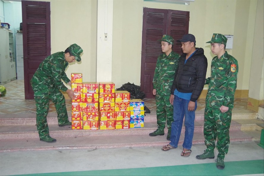 Bộ đội Biên phòng Lạng Sơn liên tiếp phát hiện pháo nhập lậu Ảnh: Duy Chiến