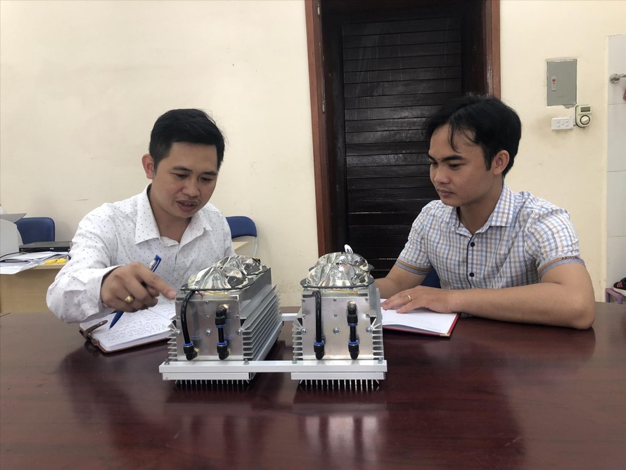 Tiến sĩ Bùi Hùng Thắng (bên trái) với mô hình đèn LED tản nhiệt bằng chất lỏng ẢNH: NVCC