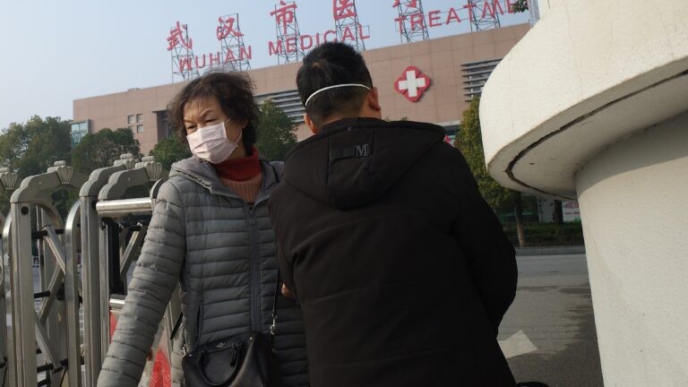Ngày 12/1, một phụ nữ rời Trung tâm Y tế Vũ Hán – nơi có một người đàn ông tử vong sau khi nhiễm coronavirus mới Ảnh: Getty