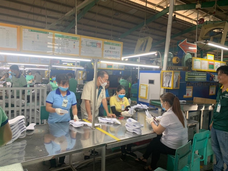 Công nhân và cán  bộ làm việc ở một Cty tại KCN Biên Hòa 2 (Đồng Nai) mang khẩu trang y tế trong khi làm việc