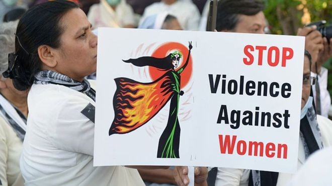 Một phụ nữ Ấn Độ giơ tấm biển ghi dòng chữ “Chấm dứt bạo lực đối với phụ nữ”Ảnh: Getty 