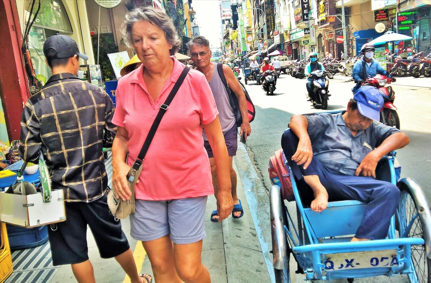 Nhiều du khách nước ngoài không mua được khẩu trang ở phố Tây Ảnh: Trần Nguyên Anh 