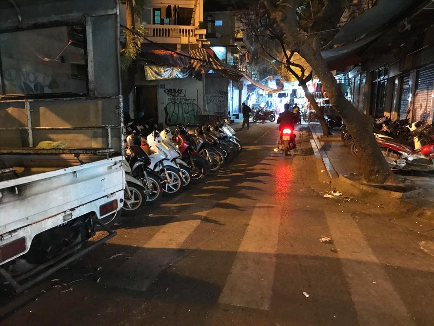 Nhiều khu vực gửi xe buổi tối ở phố cổ Hà Nội chỉ lèo tèo vài xe Ảnh: Trường Phong 