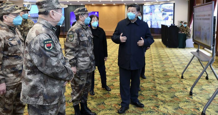 Chủ tịch Trung Quốc Tập Cận Bình tại một bệnh viện ở Vũ Hán hôm 10/3ảnh: Xinhua 