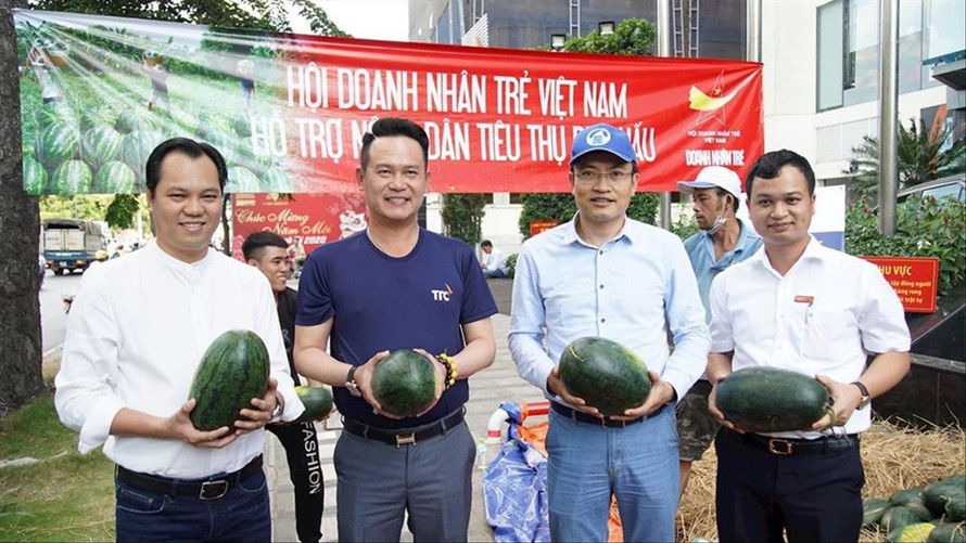 Anh Đặng Hồng Anh, Chủ tịch Hội Doanh nhân trẻ Việt Nam (thứ 2, từ trái qua) trong chiến dịch giải cứu dưa hấu giúp người nông dân vượt qua dịch Covid - 19