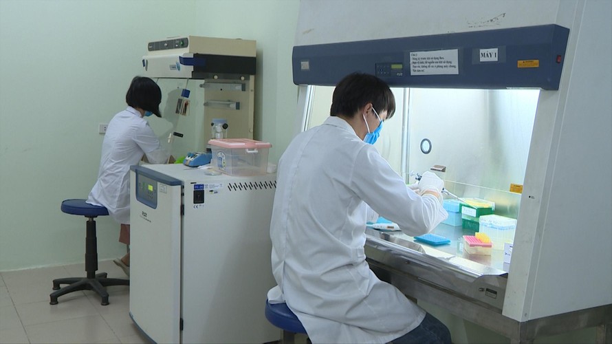 Các nhà khoa học của Viện Công nghệ Sinh học, Viện Hàn lâm Khoa học và Công nghệ Việt Nam nghiên cứu ra bộ Kit phát hiện SARS-Cov-2 Ảnh: PV 