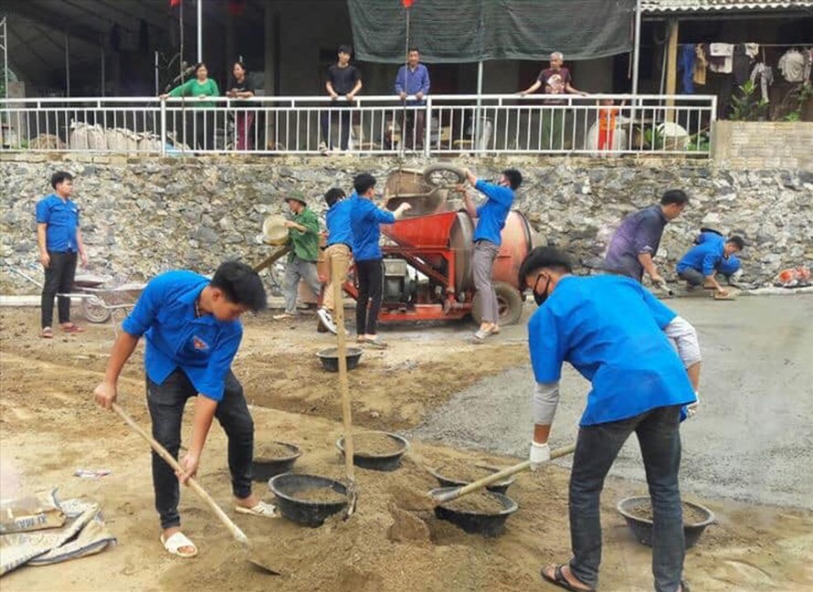 ĐVTN tham gia xây dựng sân chơi thiếu nhi tại huyện Yên Thủy (Hòa Bình) Ảnh: PV 