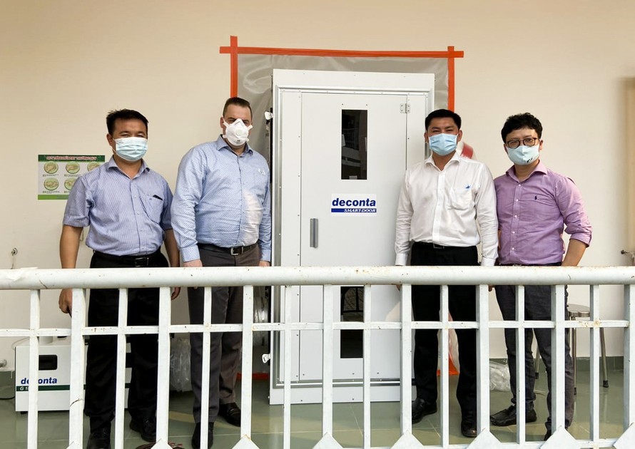 Đội ngũ tư vấn của Hà Anh Tuấn bên phòng cách ly áp lực âm tặng Bệnh viện dã chiến Củ Chi