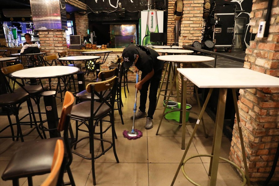 Lao động tại một nhà hàng bị thất nghiệp ở lại dọn dẹp, không về quê ảnh: Ngô Bình 