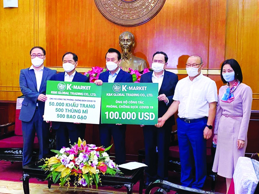 HLV Park Hang Seo cùng đại diện Đại sứ quán Hàn Quốc tại Việt Nam trao tặng quà của các doanh nghiệp Hàn Quốc ủng hộ cho chương trình chống dịch COVID-19 của Mặt trận Tổ quốc Việt Nam ảnh: CTV