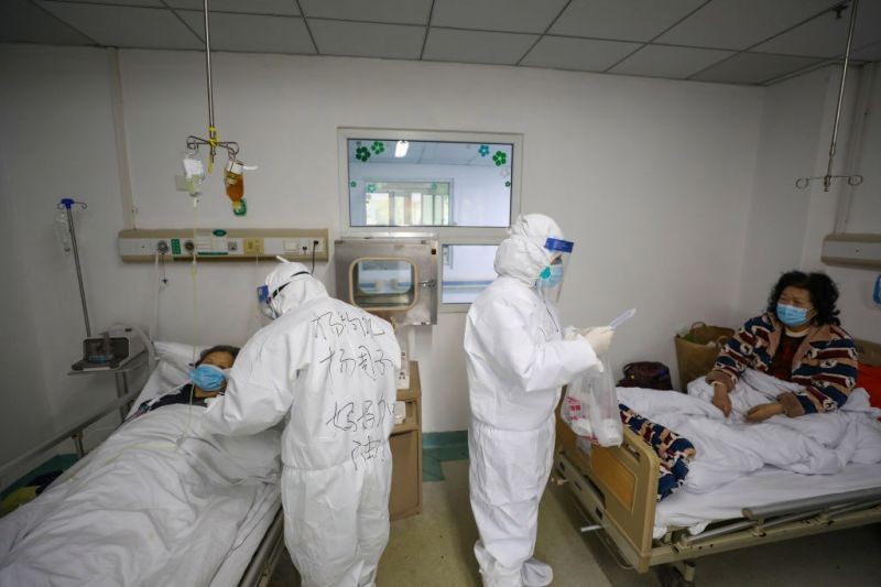 Hai nhân viên y tế Trung Quốc làm việc trong phòng bệnh nhân ở thành phố Vũ Hán ngày 13/2ảnh: Getty