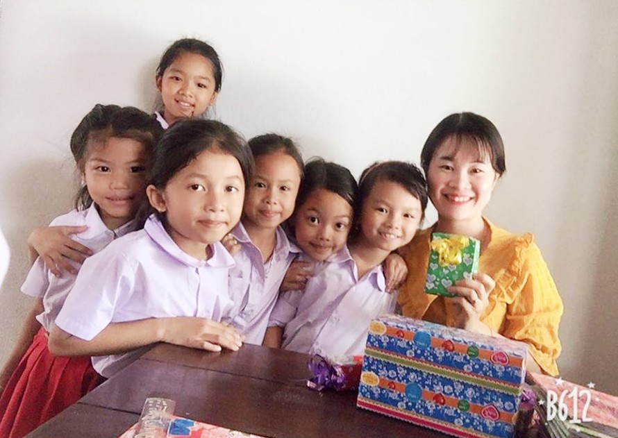 Cô giáo Hoàng Thị Ly Ly và học sinh của mình tại thị trấn Seno (Savannakhet, Lào)