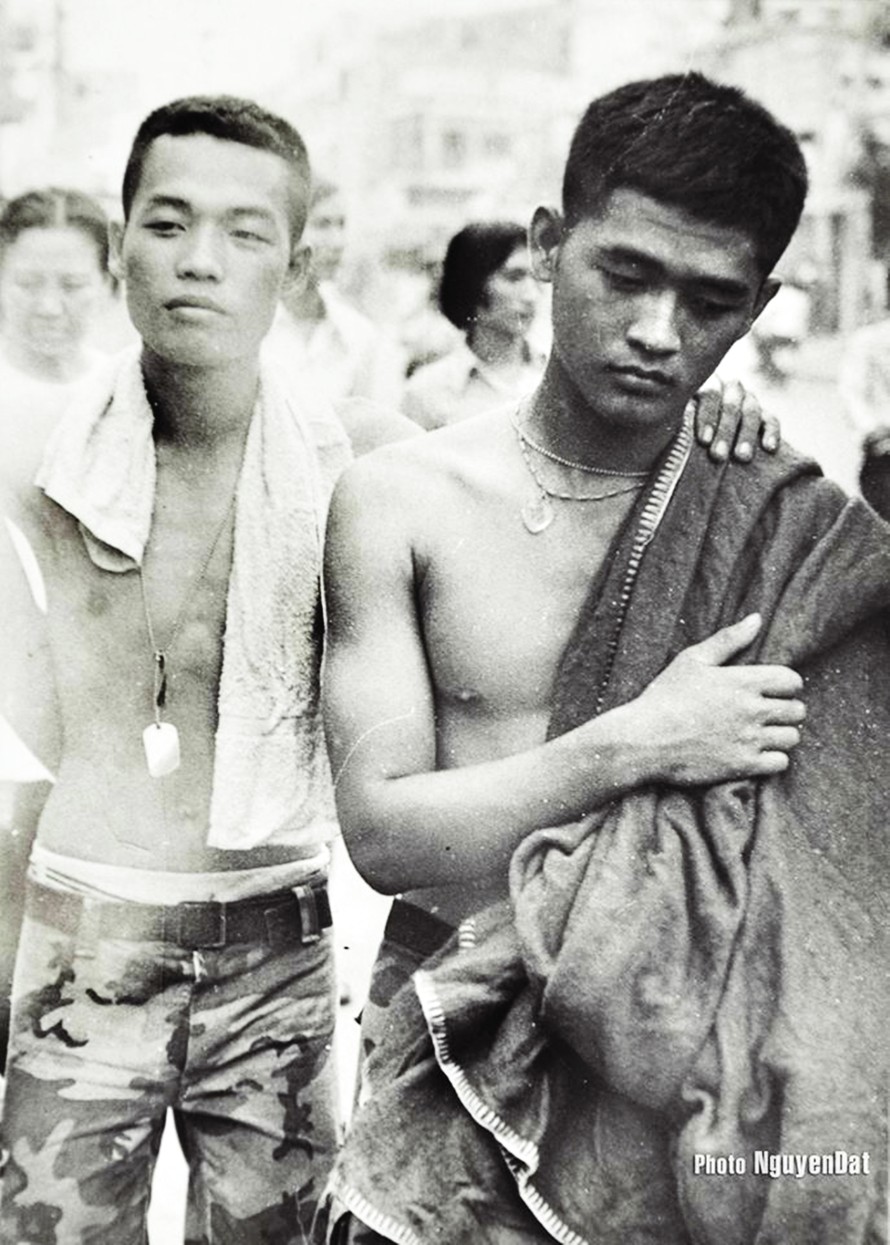 10h sáng ngày 30/4, những người lính Sài Gòn đang bước đi thất thểu. Vài người cởi áo lính, ở trần .