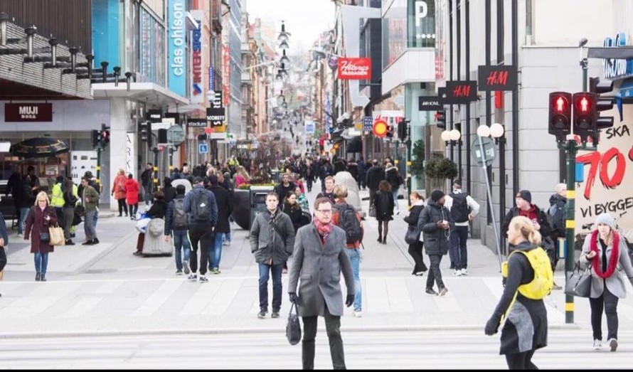 Đường phố Stockholm ngày 1/4 rất đông đúc như không có dịch Ảnh: Reuters 