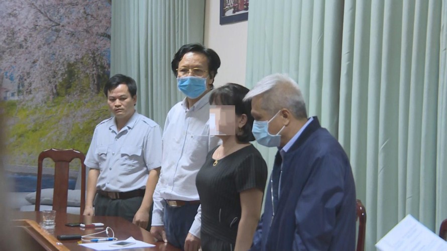 3 nam bác sĩ bị khởi tố, bắt giam tại Sở Y tế tối 27/4 (ông Long đứng giữa, cao nhất trong ảnh)
