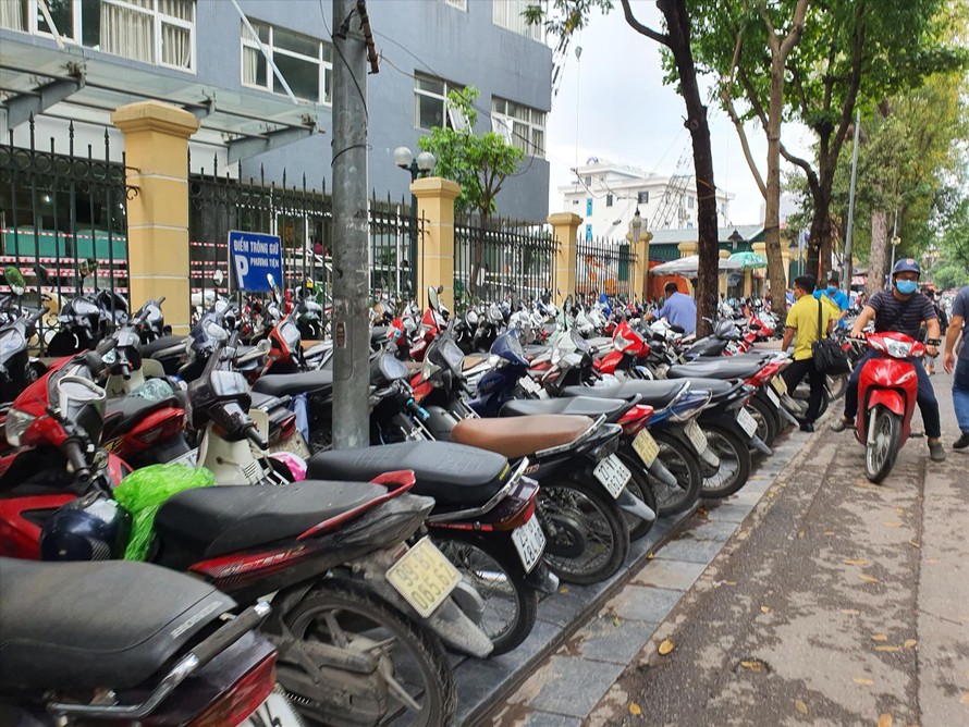 Bãi xe trước cổng Bệnh viện Việt Đức (Hoàn Kiếm, Hà Nội) 