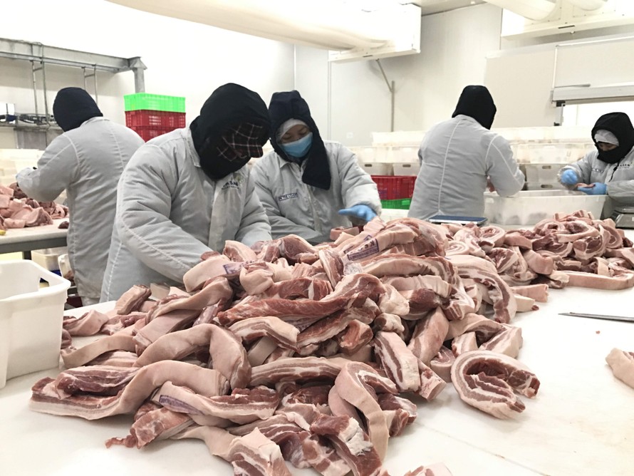Thịt lợn qua nhiều khâu trung gian khiến người mua chịu giá cao Ảnh: Nguyễn Bằng 