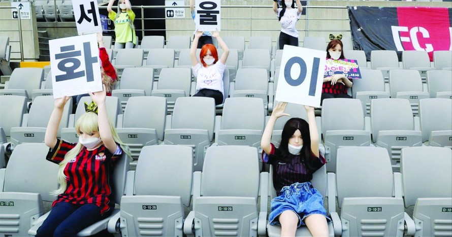 Những cô búp bê đặt trên khán đài sân bóng của CLB FC Seoul gây ra nhiều ý kiến trái chiều