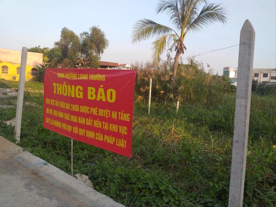 UBND huyện Xuyên Mộc, tỉnh Bà Rịa-Vũng Tàu cắm bảng cảnh báo trước khu đất được quảng cáo là dự án Hồ Tràm Riverside