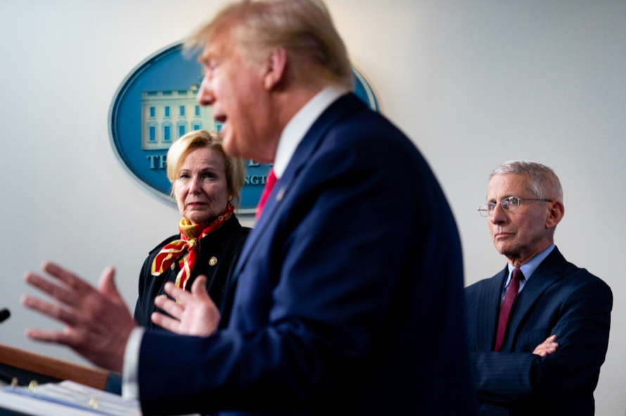 Tổng thống Mỹ Donald Trump cùng hai cố vấn tại một cuộc họp ở Nhà Trắng hồi tháng 3 về đối phó với COVID-19 ảnh: NYT 