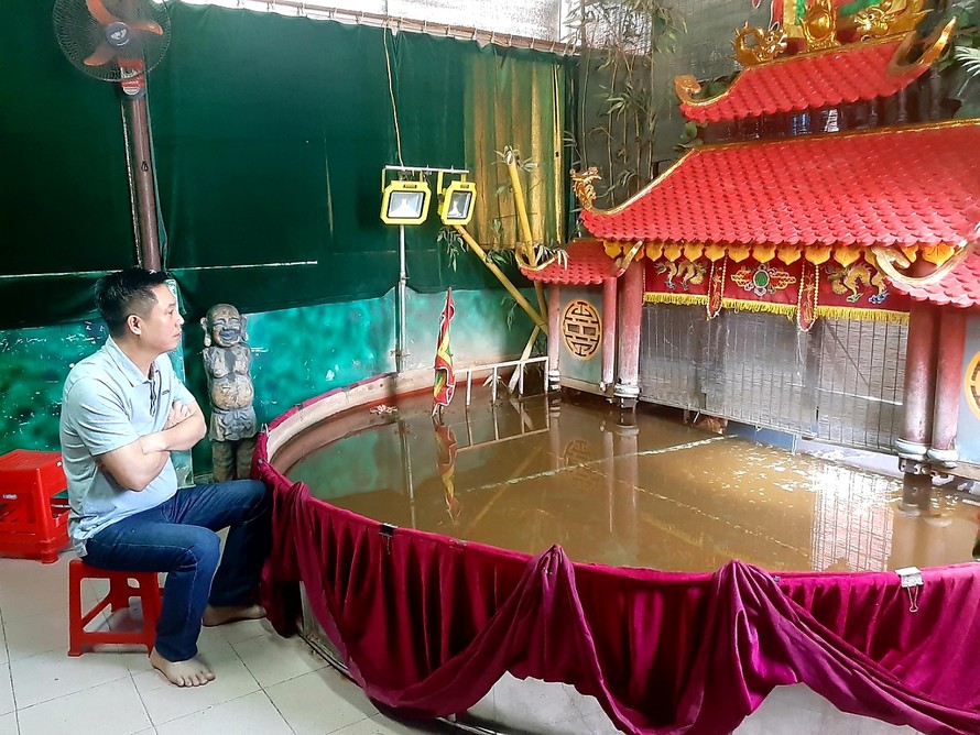 Nghệ sỹ Phan Thanh Liêm bên sân khấu rối nước thu nhỏ mùa “Cô Vy”