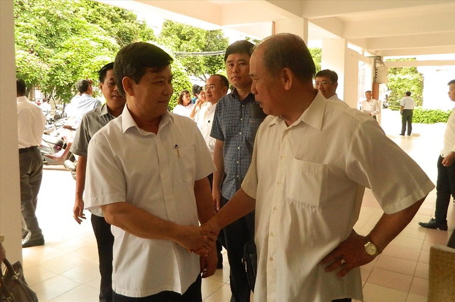 Viện trưởng Viện KSND Tối cao Lê Minh Trí (bên trái) trao đổi với cử tri TPHCM sau hội nghị tiếp xúcẢnh: H.T 
