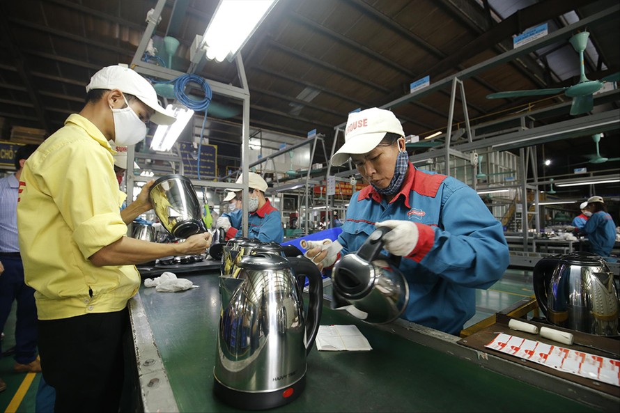 Công nhân Sunhouse sản xuất ấm đun nước siêu tốc tại nhà máy ở Hòa Lạc (Hà Nội) ẢNH: Như Ý 