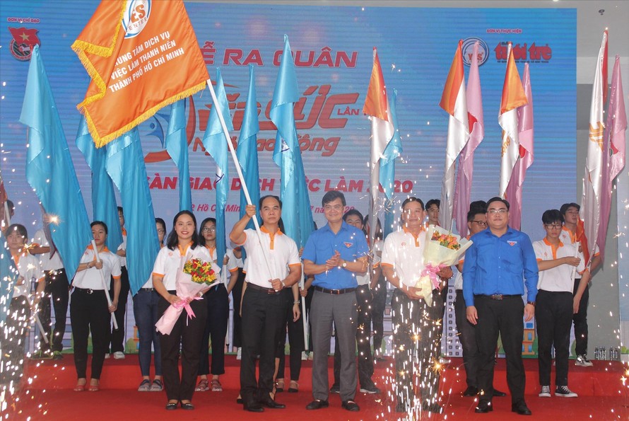 Bí thư Trung ương Đoàn Bùi Quang Huy trao cờ hiệu ra quân chương trình “Tiếp sức người lao động” năm 2020 Ảnh: NGÔ TÙNG