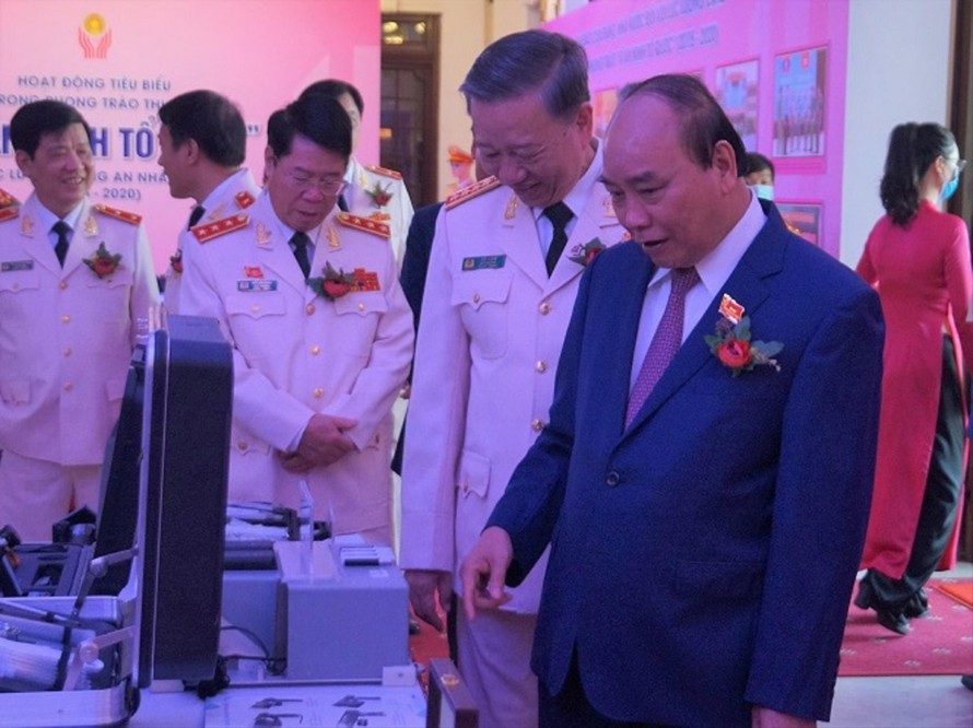 Thủ tướng Nguyễn Xuân Phúc và Bộ trưởng Tô Lâm tham quan triển lãm vũ khí, khí tài của lực lượng công an