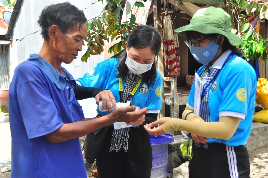 Các chiến sỹ tình nguyện trường ĐH An Giang hỗ trợ phòng dịch COVID -19 cho đồng bào Khmer Ảnh: HÒA HỘI 