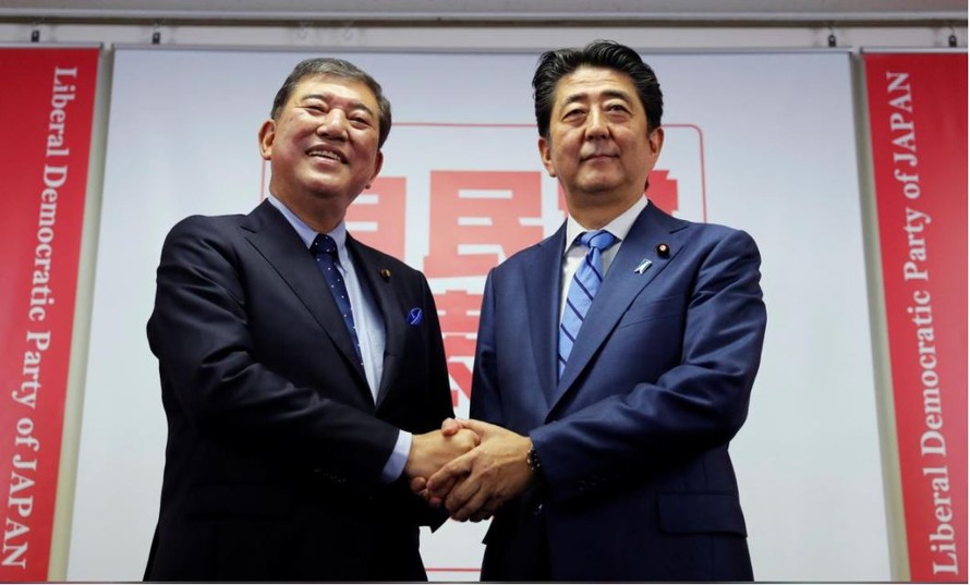 Thủ tướng Shinzo Abe (phải) và cựu Bộ trưởng Quốc phòng Shigeru Ishiba 