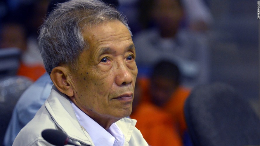 Cựu cai tù Khmer Đỏ Kaing Guek Eav lúc bị xử án ở Phnom Penh ảnh: CNN 
