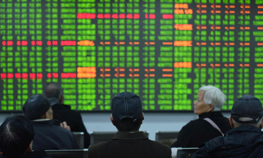 Các nhà đầu tư ngồi trước bảng thông tin chứng khoán Hàng Châu, Trung Quốc, hồi tháng 2ảnh: Reuters
