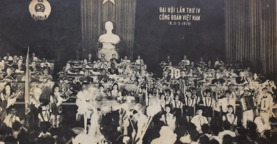 Đội viên Cung Thiếu nhi Hà Nội chào mừng Đại hội Công Đoàn Việt Nam 1978. Phùng Thế Long kéo arcordeon, bên phải là Bình “Bột”, bên trái Long là Tạ Quang Đông, Dương Thanh Hương… ảnh: TƯ LIỆU 