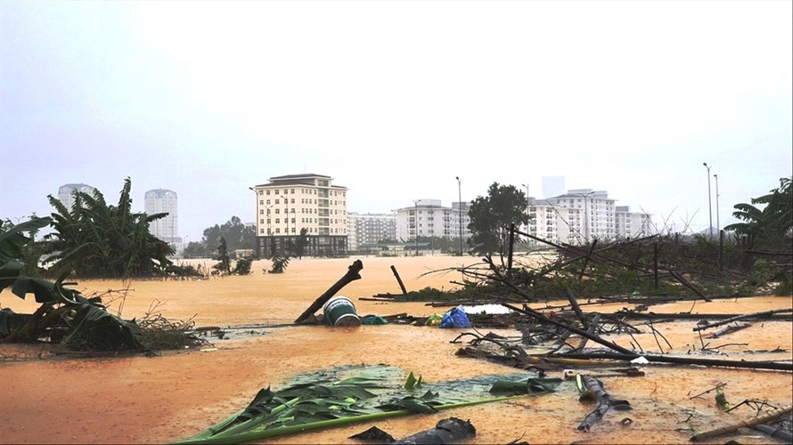 Nước lũ vẫn mênh mông, bao vây các khu dân cư tại TT-Huế 
