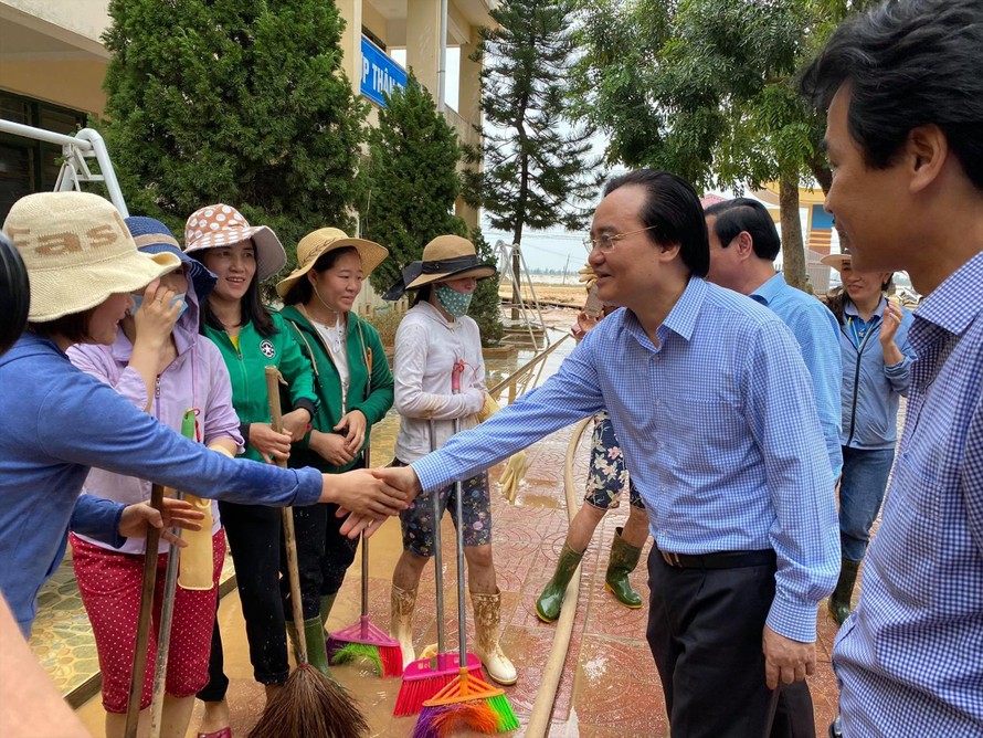 Bộ trưởng Phùng Xuân Nhạ thăm hỏi, động viên giáo viên tại Quảng Bình. 