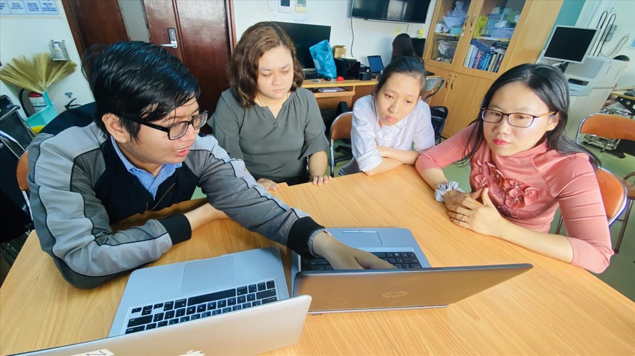 TS. Hà Thị Thanh Hương (ngoài cùng bên phải) cùng các học trò trong buổi học Ảnh: Văn Minh 