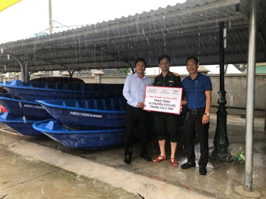 Tập đoàn TH và đại diện báo Tiền Phong đã trao 10 chiếc thuyền cứu hộ cho tỉnh Quảng Bình.