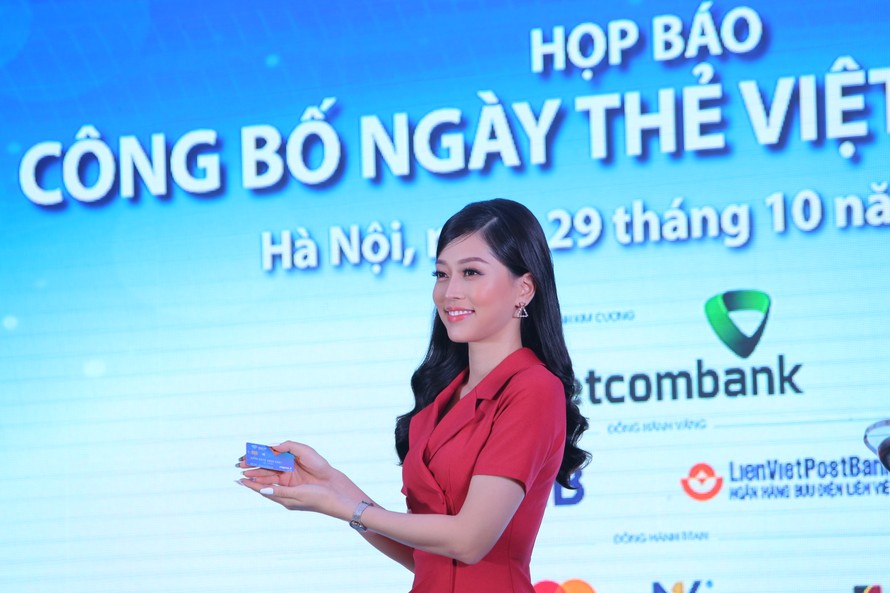 Đại sứ Ngày thẻ Việt Nam 2020 Á hậu Bùi Phương Nga giới thiệu chiếc thẻ chip đa năng phát hành trong Ngày Thẻ Việt Nam 2020Ảnh: Hoàng Mạnh Thắng 