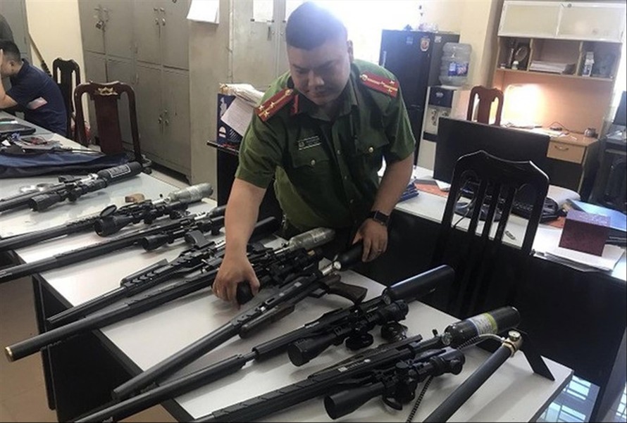 Công an quận Thanh Xuân ( Hà Nội) thu giữ số lượng lớn súng săn Ảnh: công an cung cấp 
