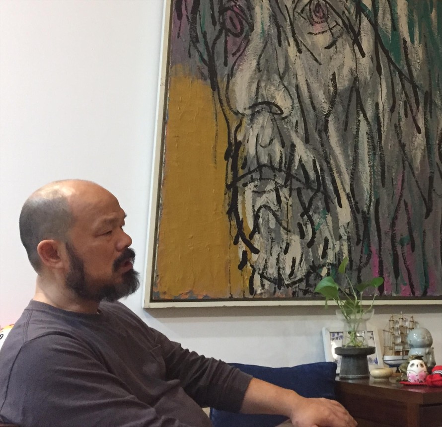 Họa sĩ Nguyễn Linh bên bức chân dung Bùi Xuân Phái của mình