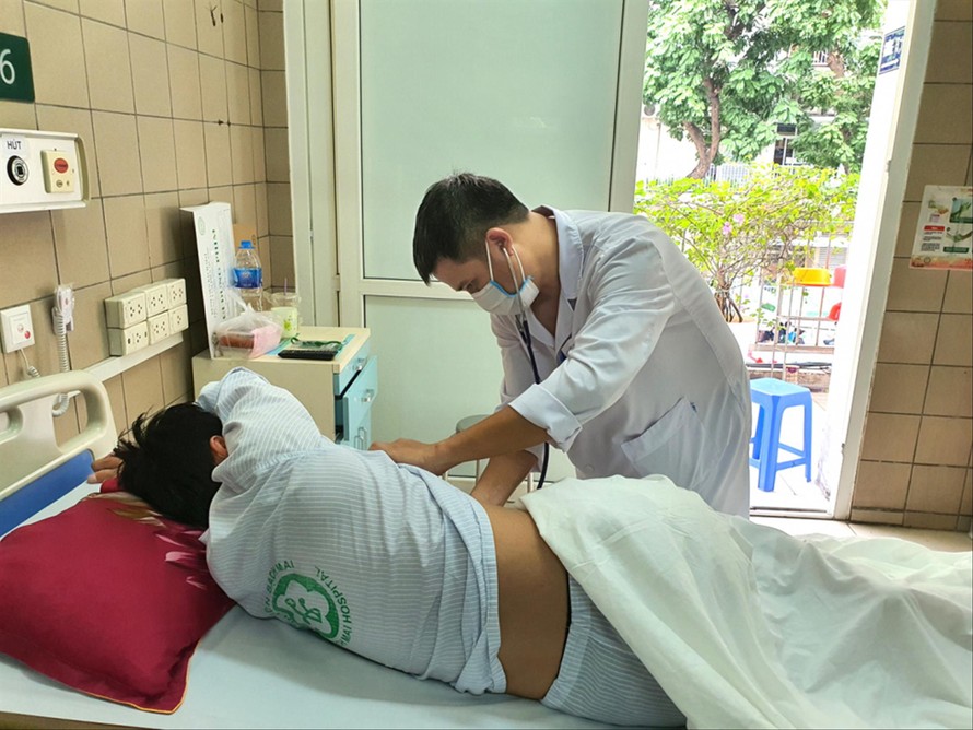 BS Nguyễn Trung Nguyên khám bệnh nhân bị ngộ độc ma túy Ảnh: T.H