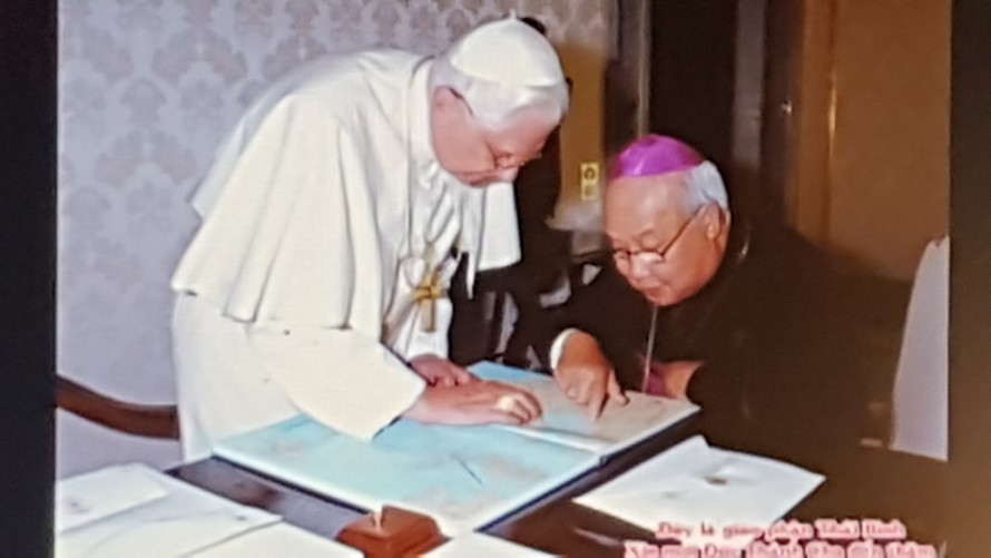 Đức Giám mục Phanxico Xavier Nguyễn Văn Sang (ngồi) và Đức Giáo hoàng