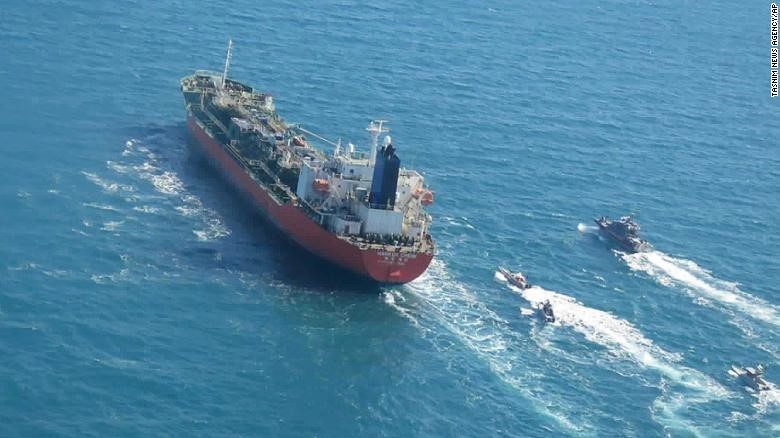 Bức ảnh được Hãng thông tấn Tasnim công bố cho thấy tàu chở dầu mang cờ Hàn Quốc được các tàu của Lực lượng Vệ binh Cách mạng Hồi giáo Iran hộ tống trên Vịnh Ba Tư. Ảnh:CNN