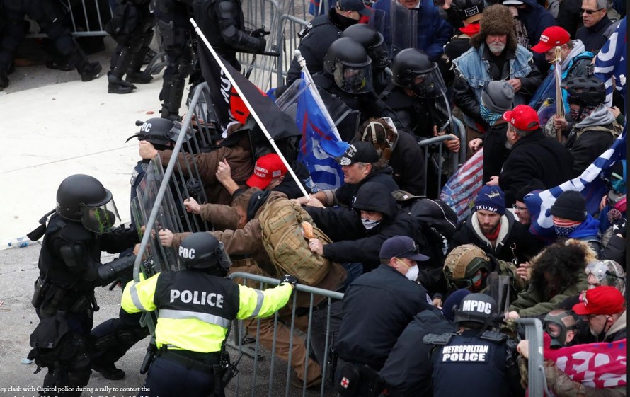 Người biểu tình đụng độ với cảnh sát bên ngoài tòa nhà quốc hội Mỹ. Ảnh: Reuters 