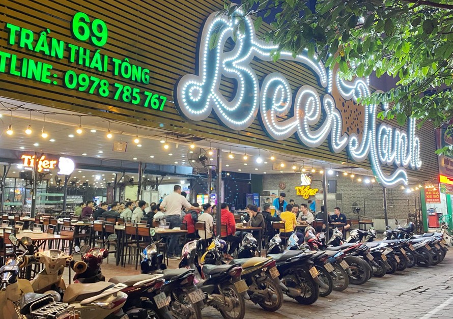 Nhiều khách đến quán "Beer Xanh" ở Trần Thái Tông và để xe máy thành hàng dài trên vỉa hè. Ảnh: Trọng Tài 